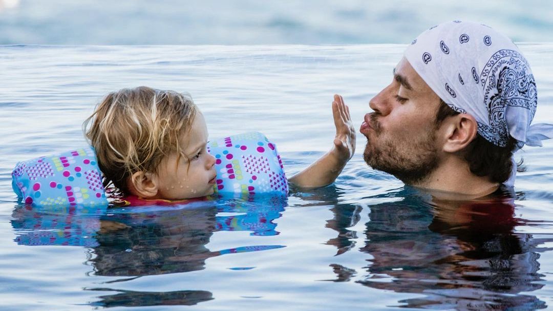 Enrique Iglesias con su hijo.