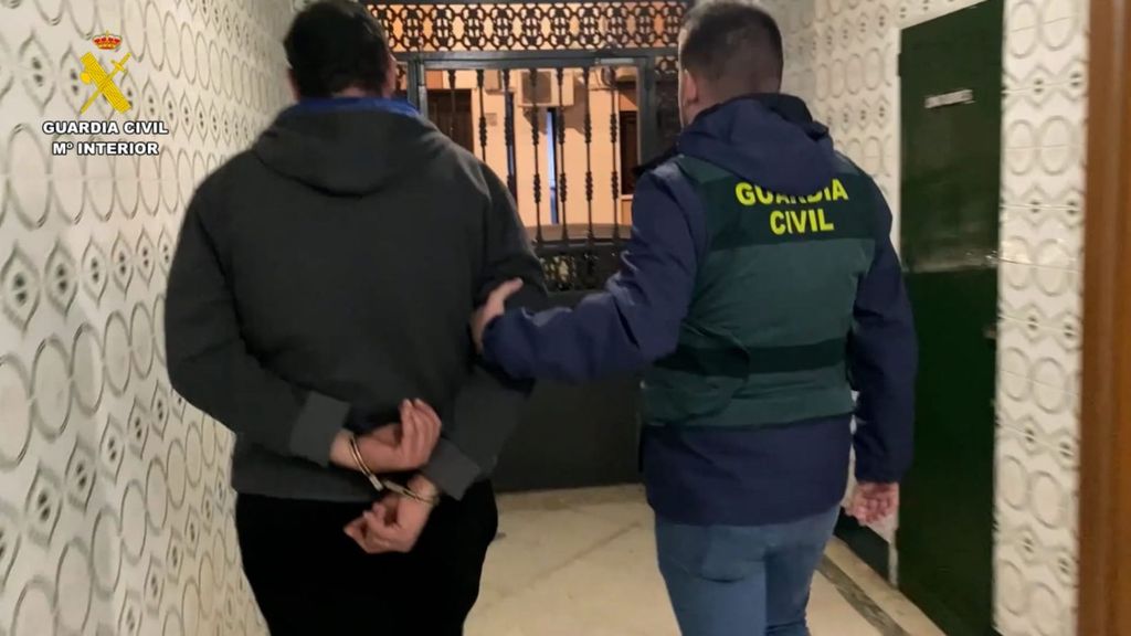 Detenidos dos jóvenes por grabar a sus amigas con cámaras escondidas en sus casas en Sevilla