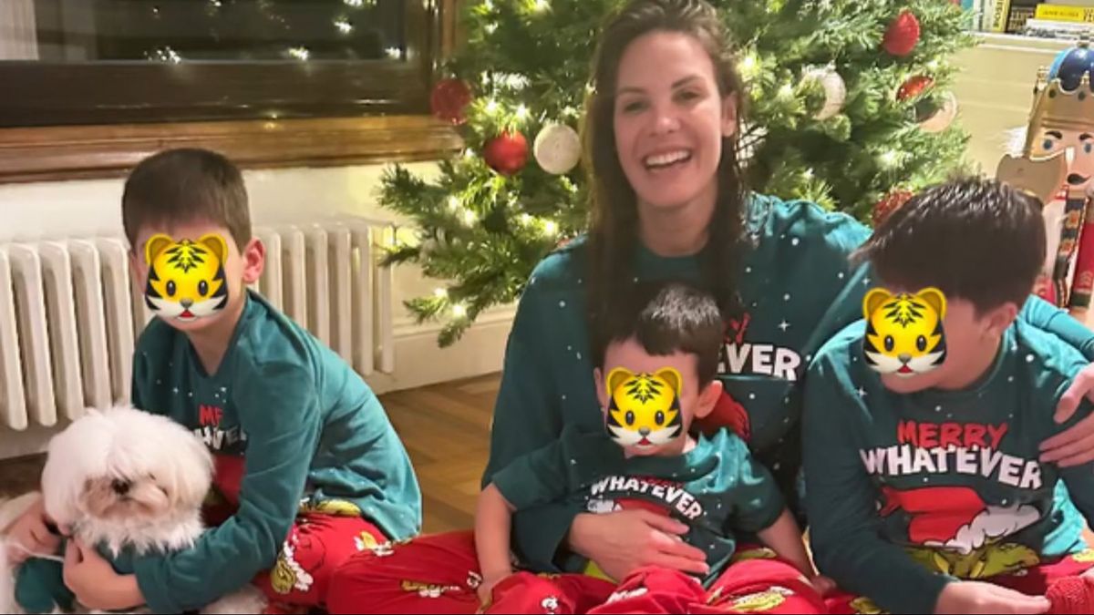 Jessica Bueno pone el árbol de Navidad con sus tres hijos