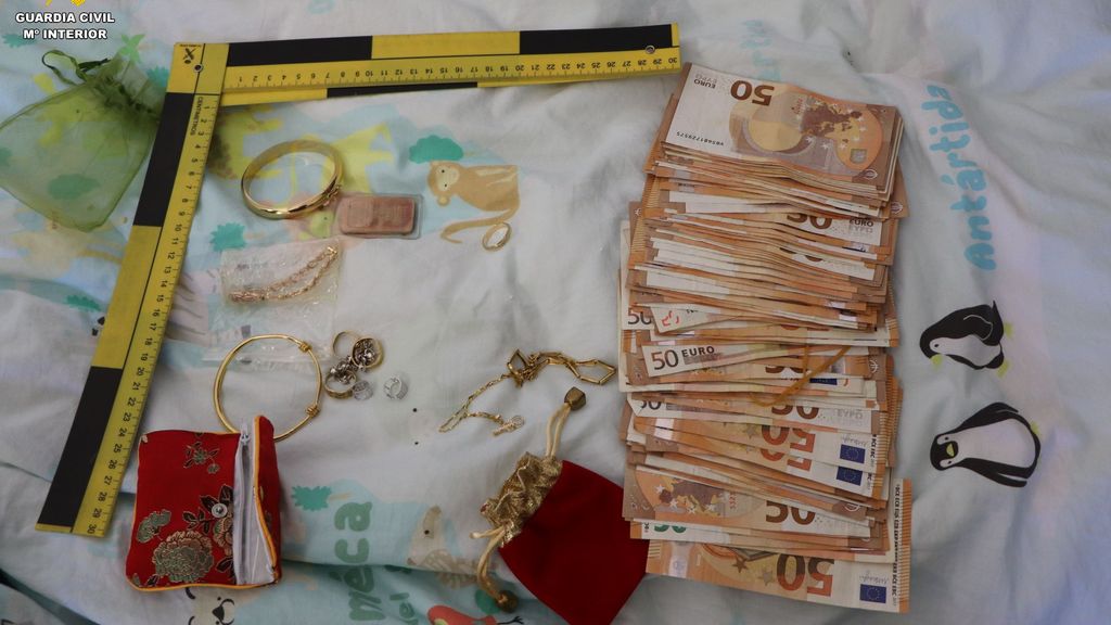 Joyas y dinero incautadas a los ladrones