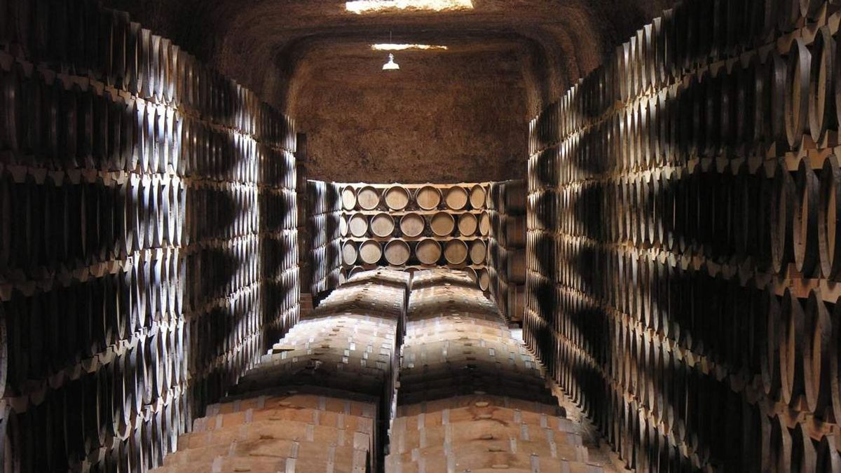 La ciudad española que alberga bajo tierra más de 2.500 cuevas llenas de vino
