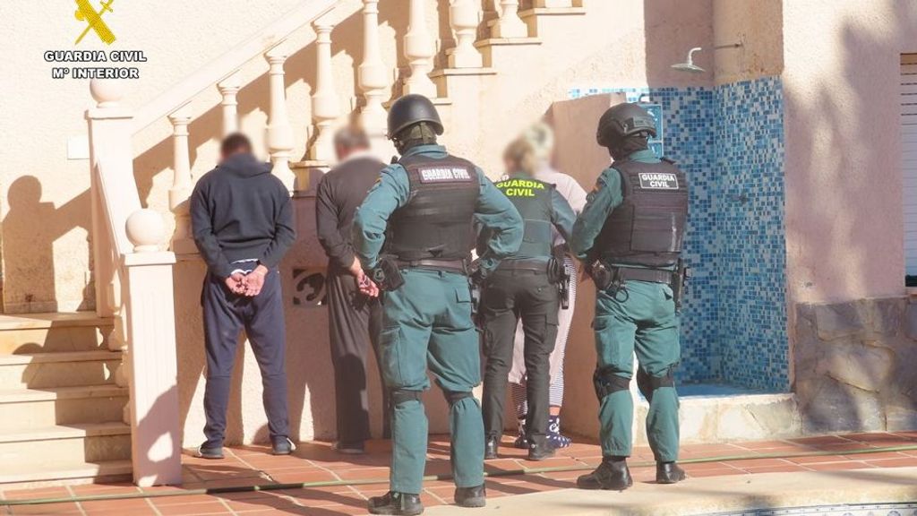 La Guardia Civil ha detenido a tres personas