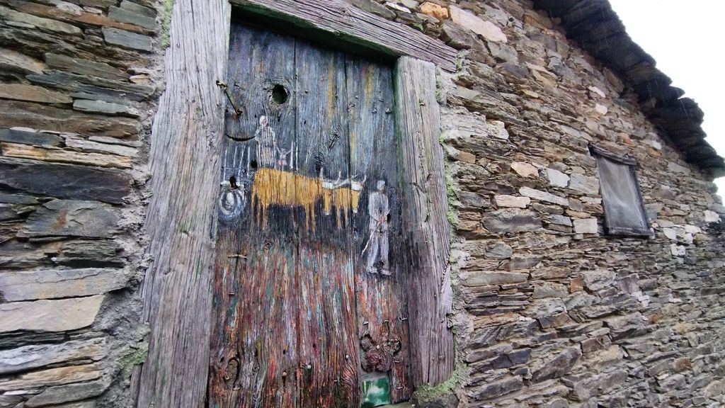 La mujer, de 70 años, decidió pintar en las puertas de estas construcciones al no encontrar lienzos cerca