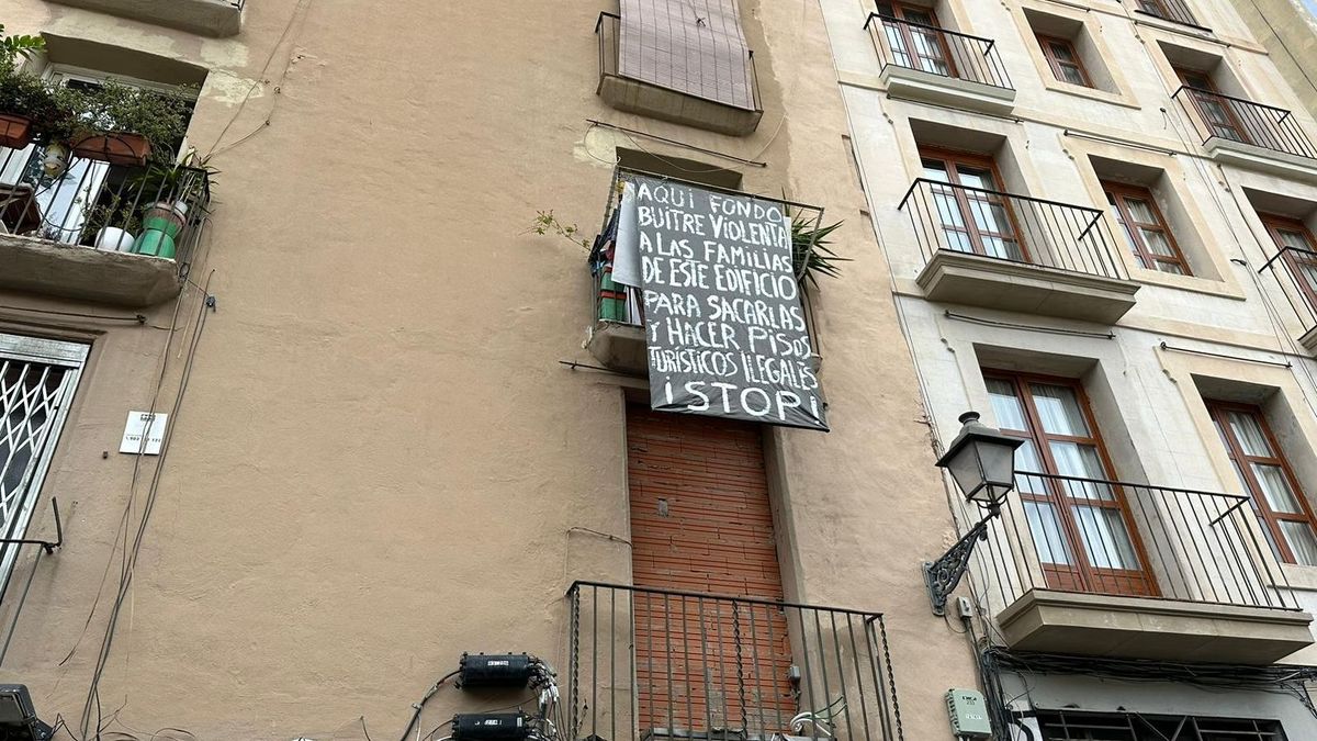 Pancarta en contra de los pisos turísticos ilegales en Barcelona