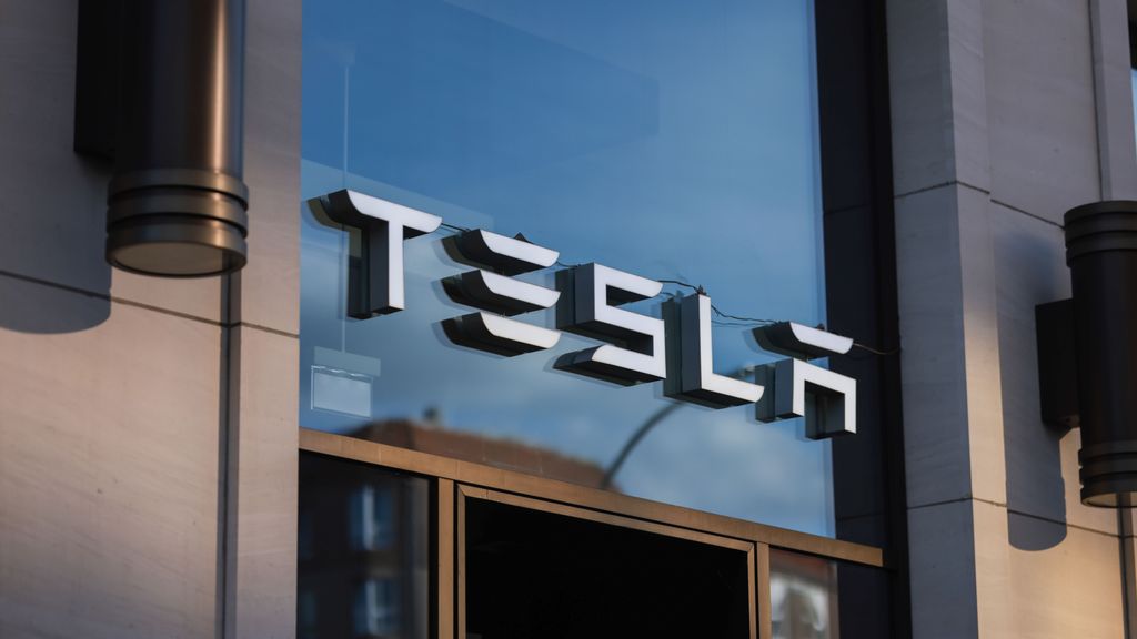 Tesla llama a revisar a mas de dos millones de sus vehículos por problemas en la conducción autónoma