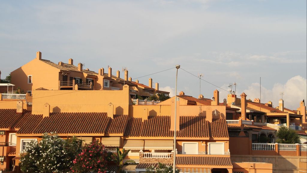 Un hombre se atrinchera en la azotea de un domicilio en la calle Teruel de Algeciras