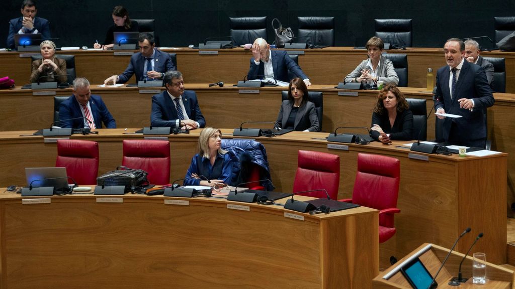 Bronca en el parlamento navarro por la moción de censura de Pamplona entre PSV y EHBildu