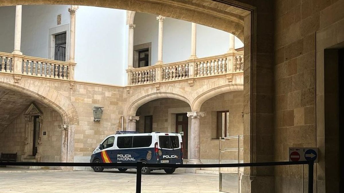 Furgón de la Policía Nacional en el patio de la Audiencia Provincial de Baleares