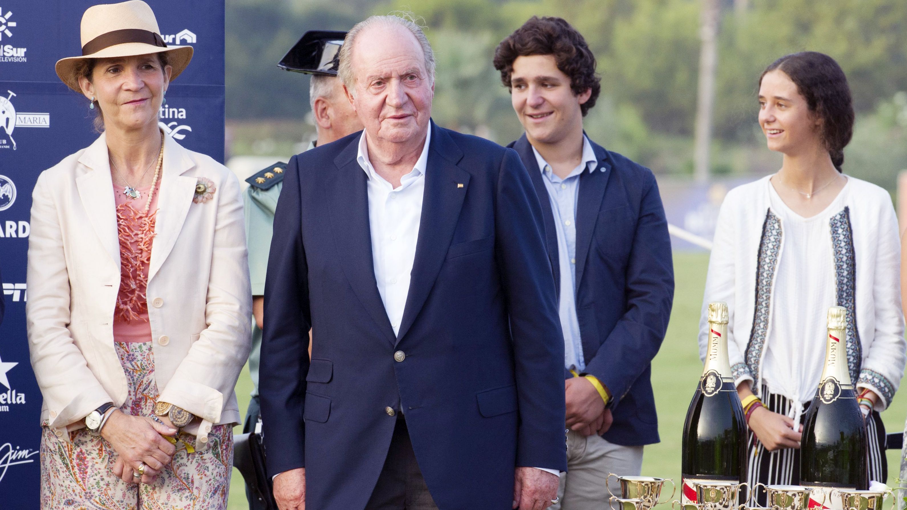 La Infanta Elena con sus hijos y Don Juan Carlos