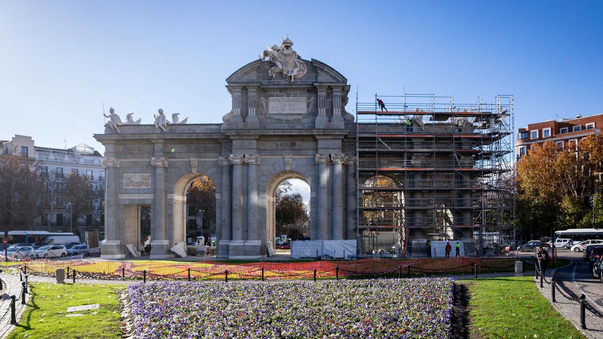 La Puerta de Alcalá se despide de su lona por Navidad, un año y medio después de restauración