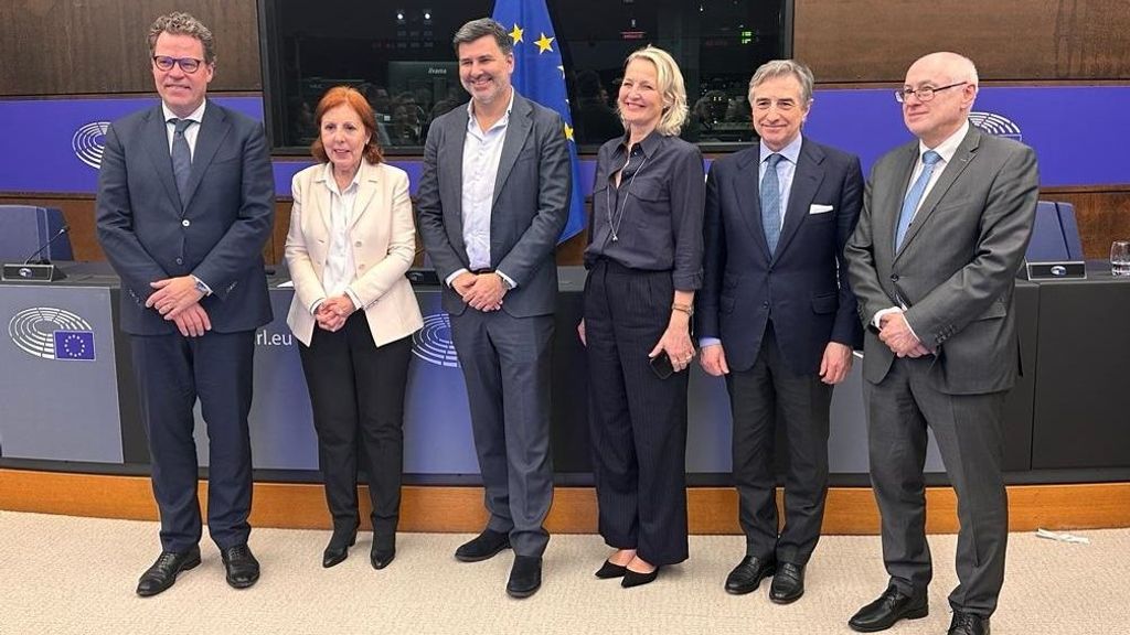 Negociadores del Consejo y el Parlamento Europeo para el acuerdo de reforma del mercado eléctrico