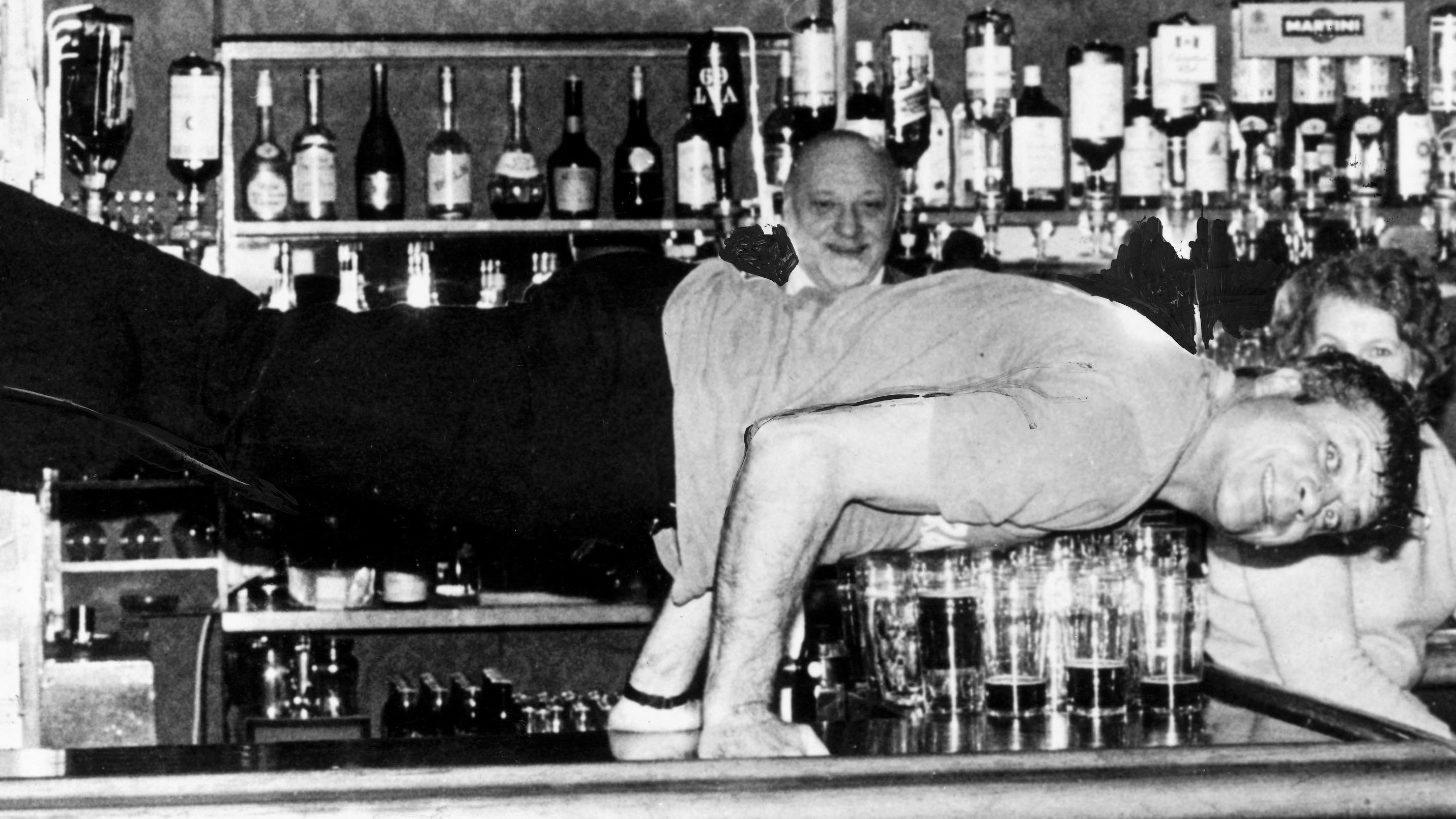Titán. Oliver Reed dándolo todo en la barra de un bar. Por lo que se alcanza a contar, debía ir por la pinta número 12, al menos.