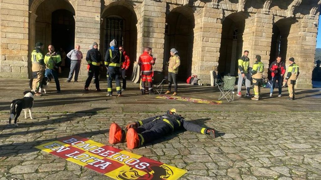 El muñeco vestido de bombero representa cómo se siente la mayoría: "Tirados y abandonados como él"