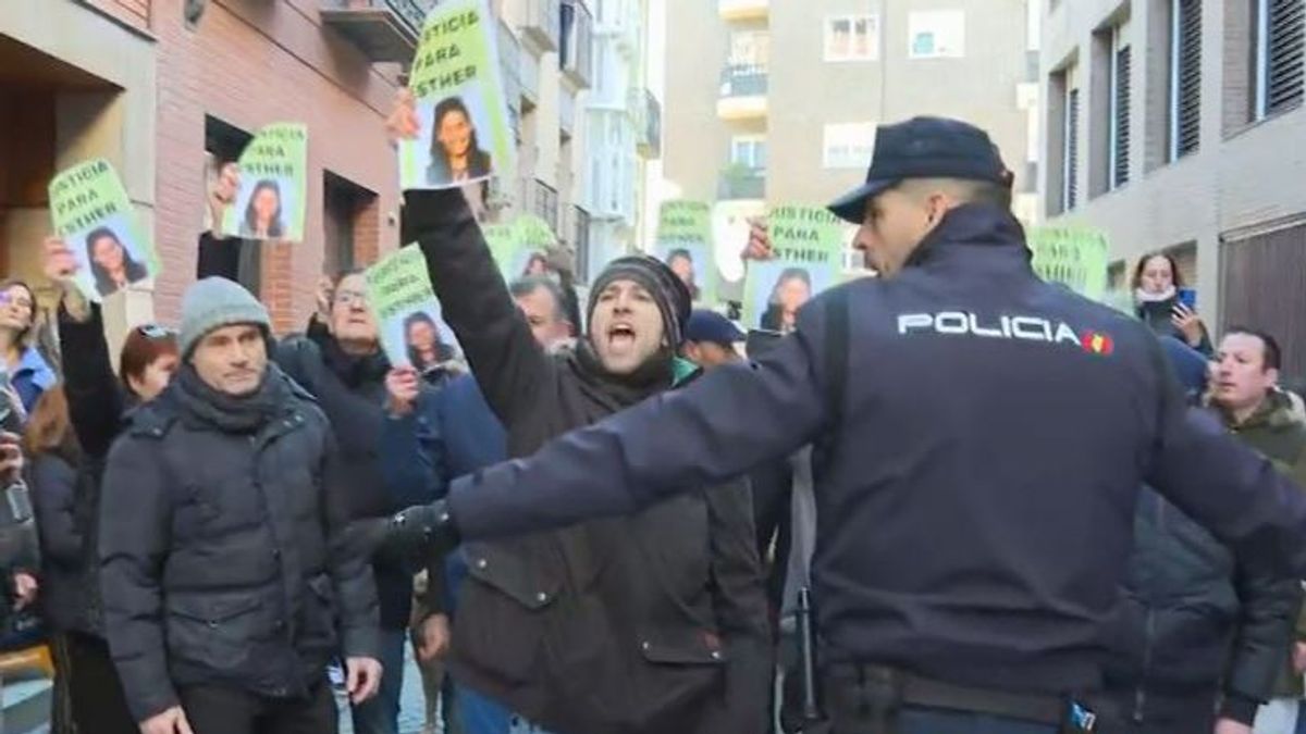 Indignación de familiares y amigos de Esther López a la salida del juzgado