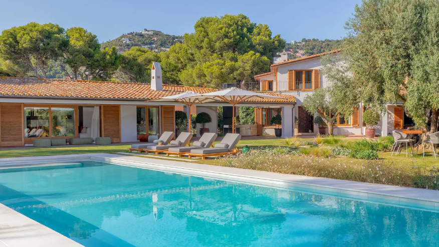 Tiene piscina, jacuzzi y unos impresionantes jardines