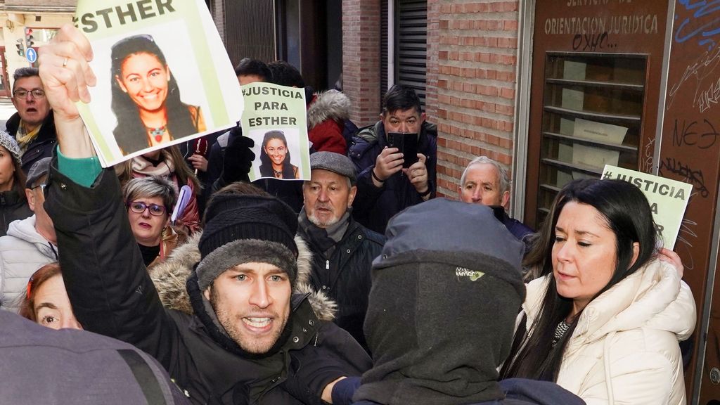 Un grupo de personas pide justicia para Esther López a la puerta del Juzgado