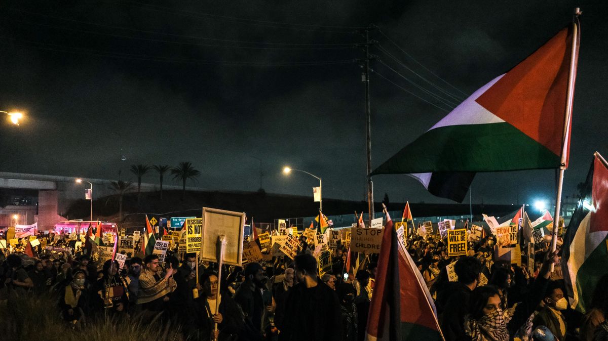 Manifestantes bloquean el tráfico cerca del aeropuerto de Los Ángeles