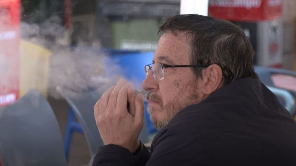 ¿Prohibir fumar en las terrazas disminuiría el consumo de tabaco?: las medidas que aconsejan los expertos