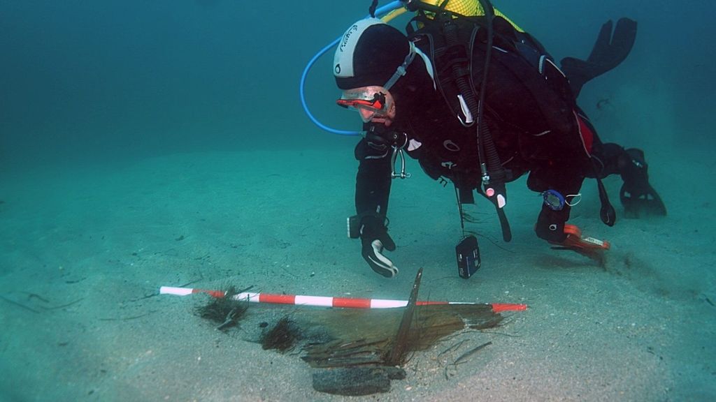 Submarinista inspecciona unos restos en la ría de Ribadeo (Lugo)