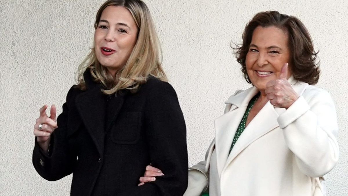 Celia Vega-Penichet y su madre, Celia Obregón, llegan a la ceremonia