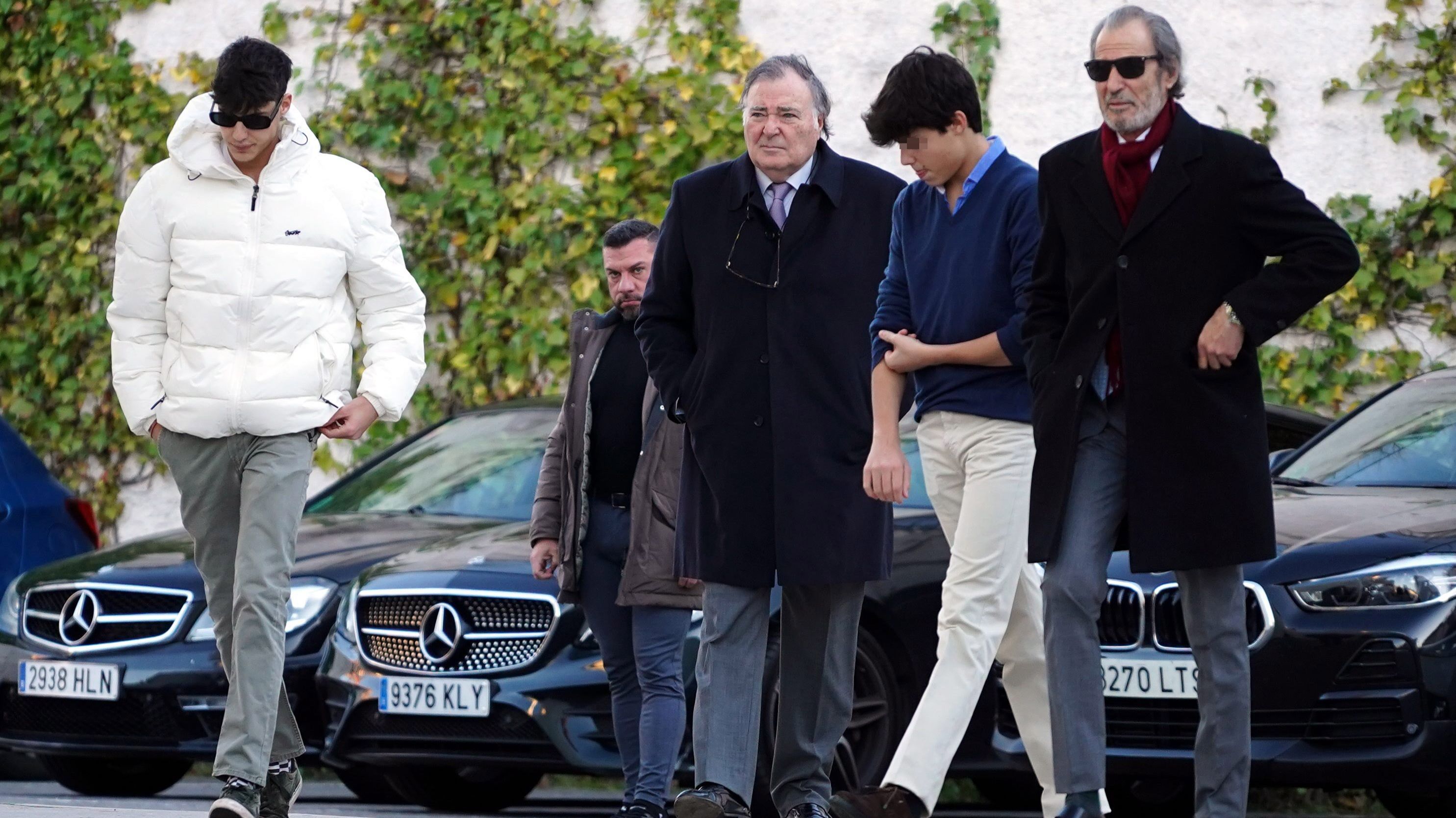 Juan Antonio y Javier García Obregón, junto a dos de sus hijos