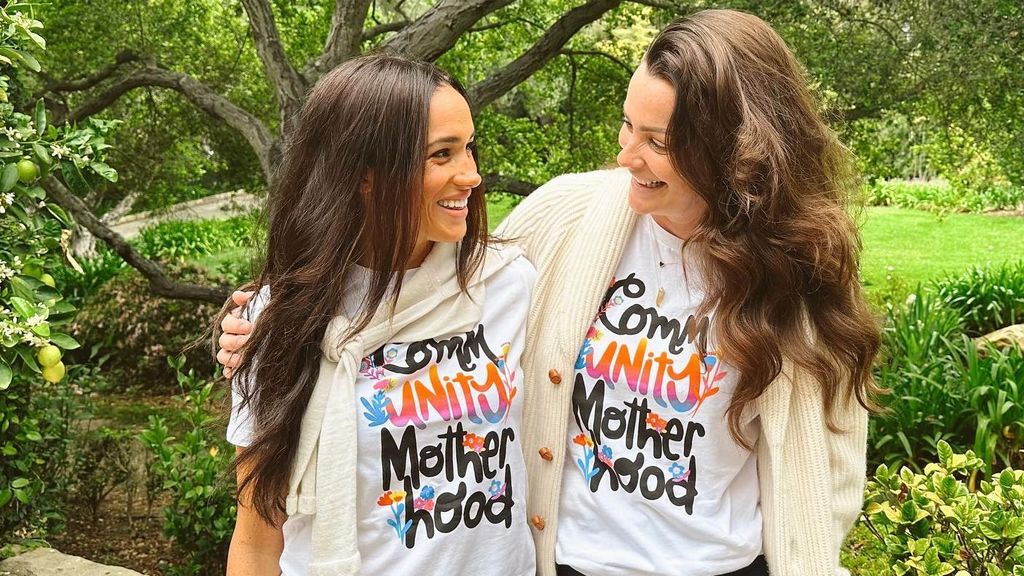 Meghan Markle y Kelly McKee en una imagen de redes sociales