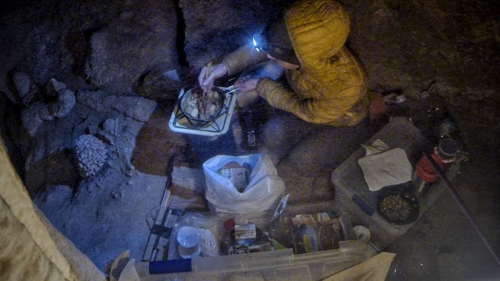 Beatriz, comiendo durante el aislamiento en la cueva