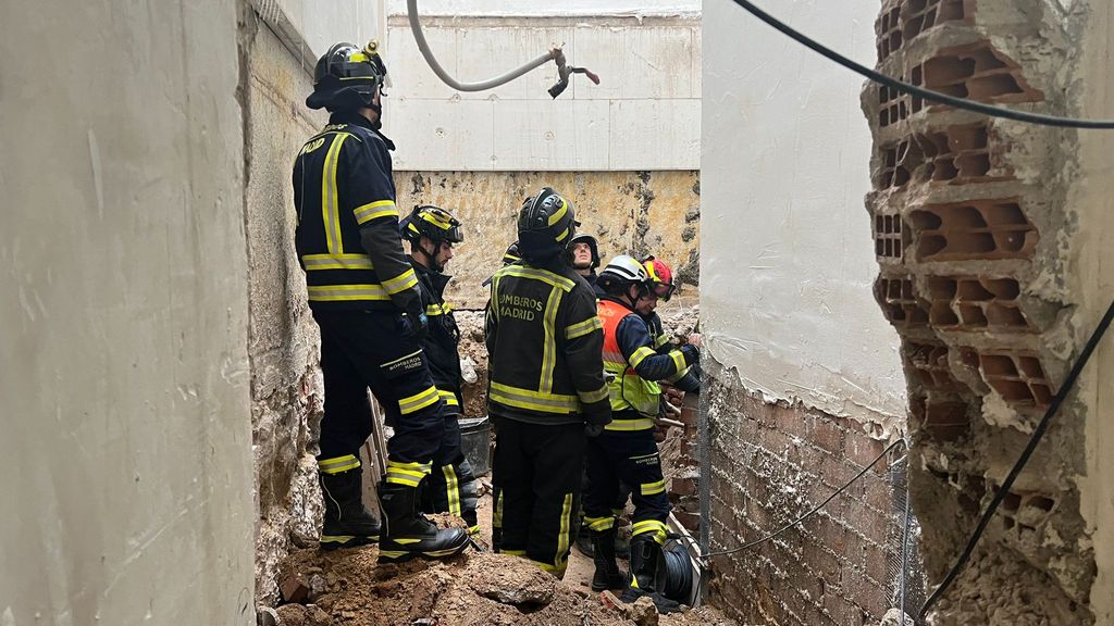 Bomberos de Madrid rescatan el cuerpo sin vida de un trabajador