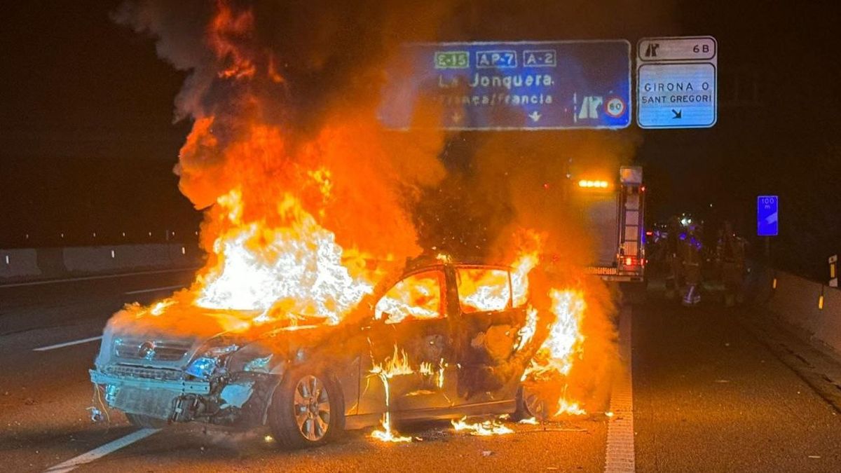 Coche ardiendo tras el accidente