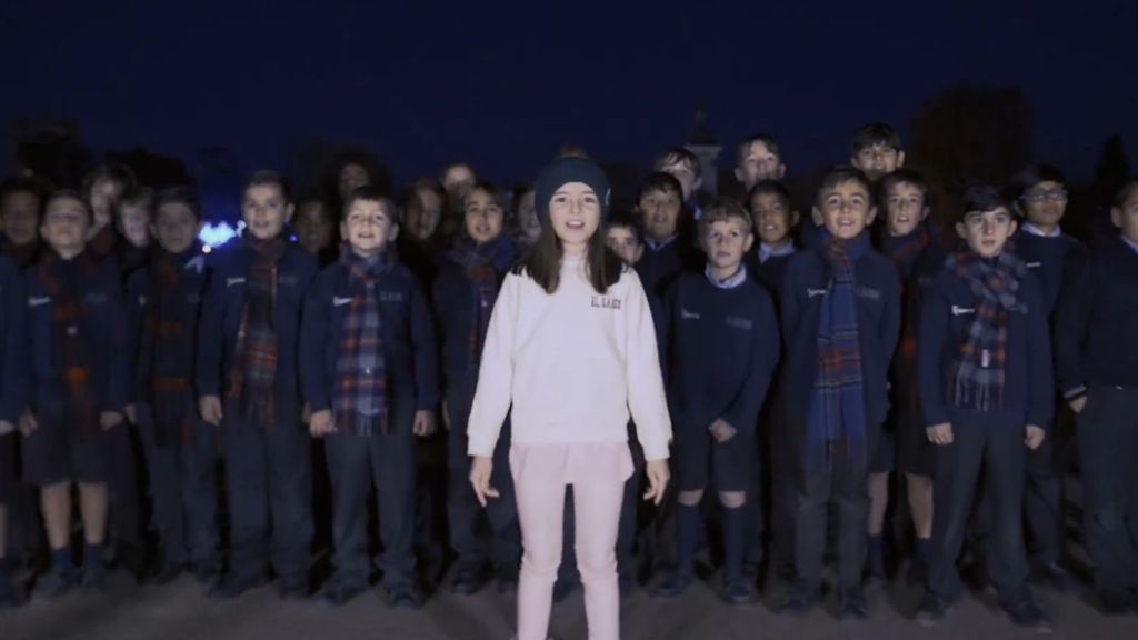 Lucía Torres, junto al coro masculino del colegio Tajamar