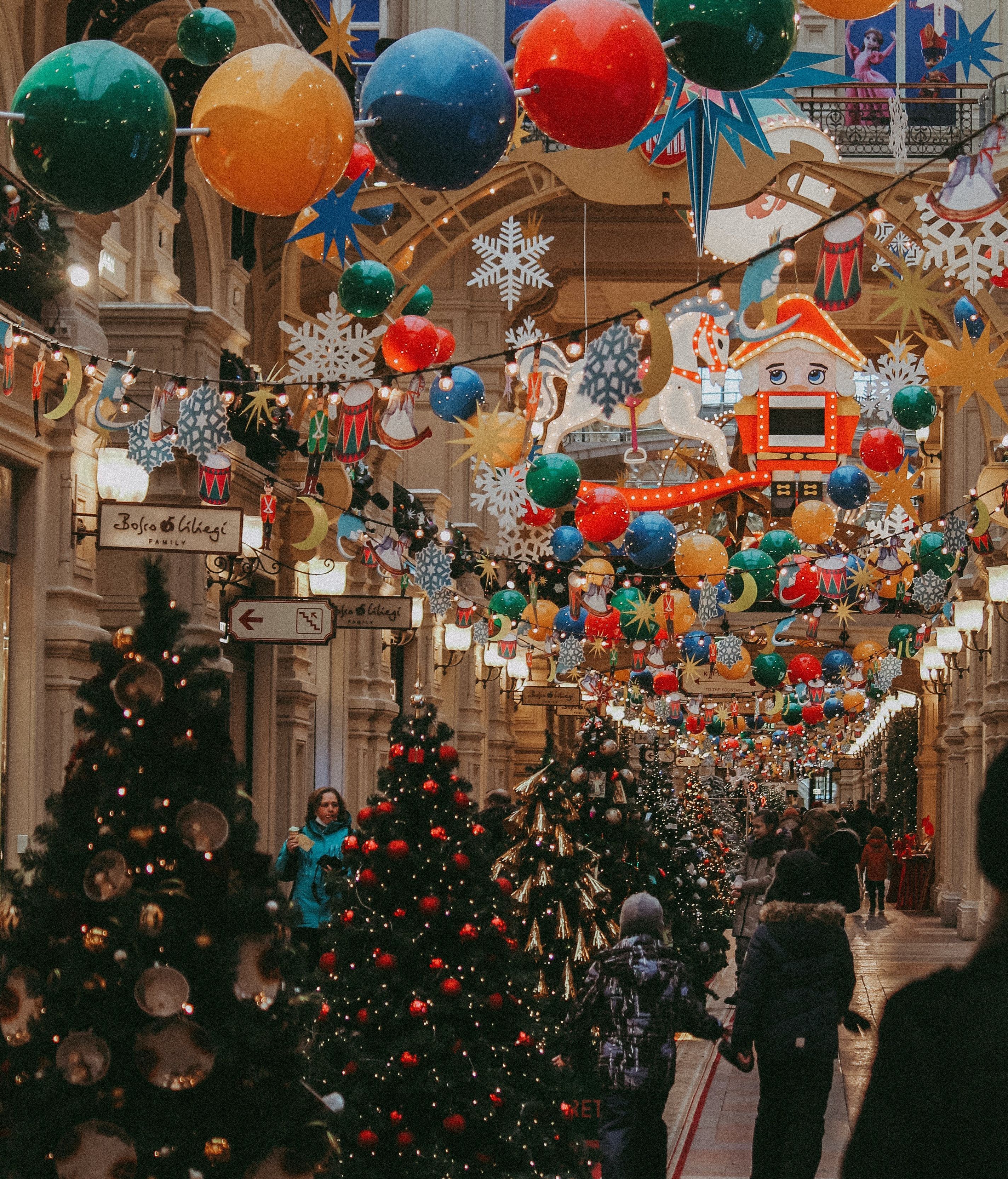 Pasear por la ciudad en Navidad. FUENTE: Pexels