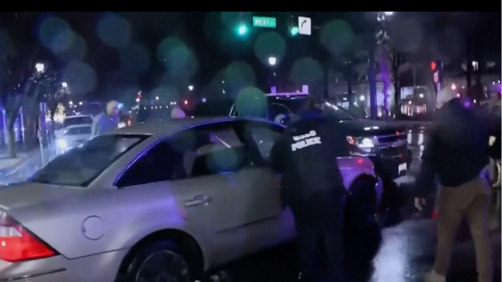 Un coche se estrella contra la comitiva de vehículos de Joe Biden en Delaware, Estados Unidos