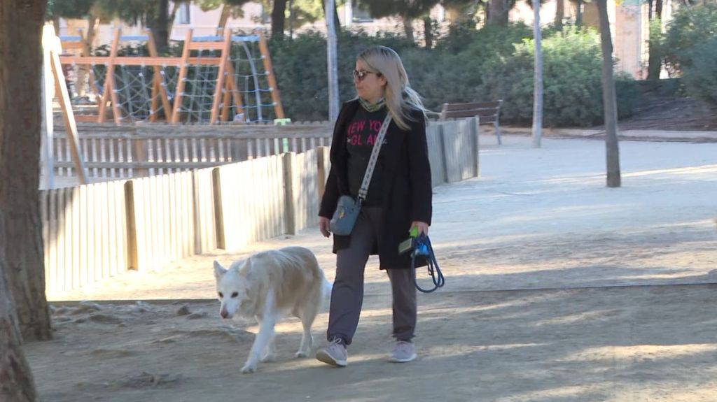 Una mujer paseando con su perro