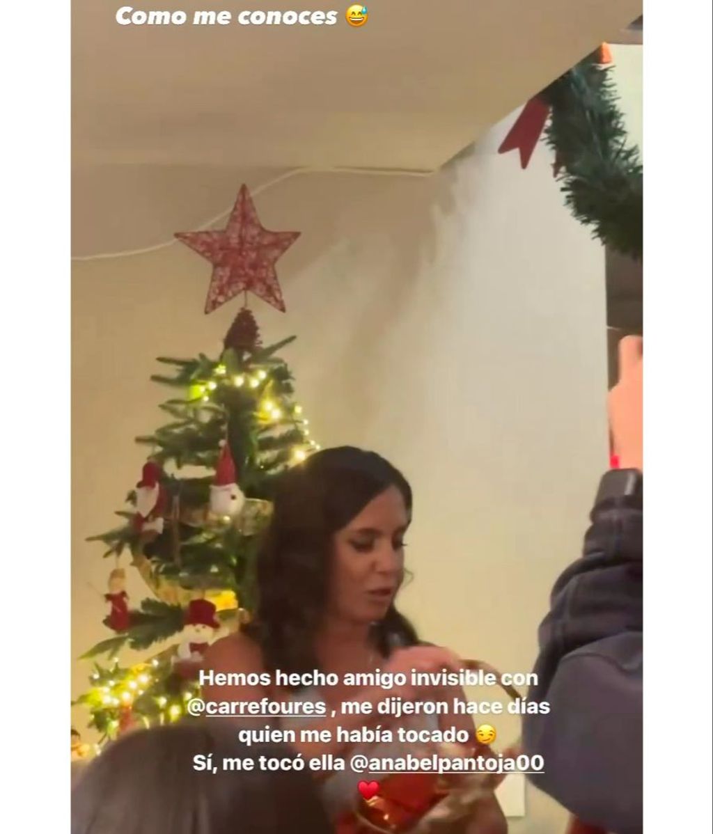 Anabel Pantoja abre el regalo que ha recibido del amigo invisible