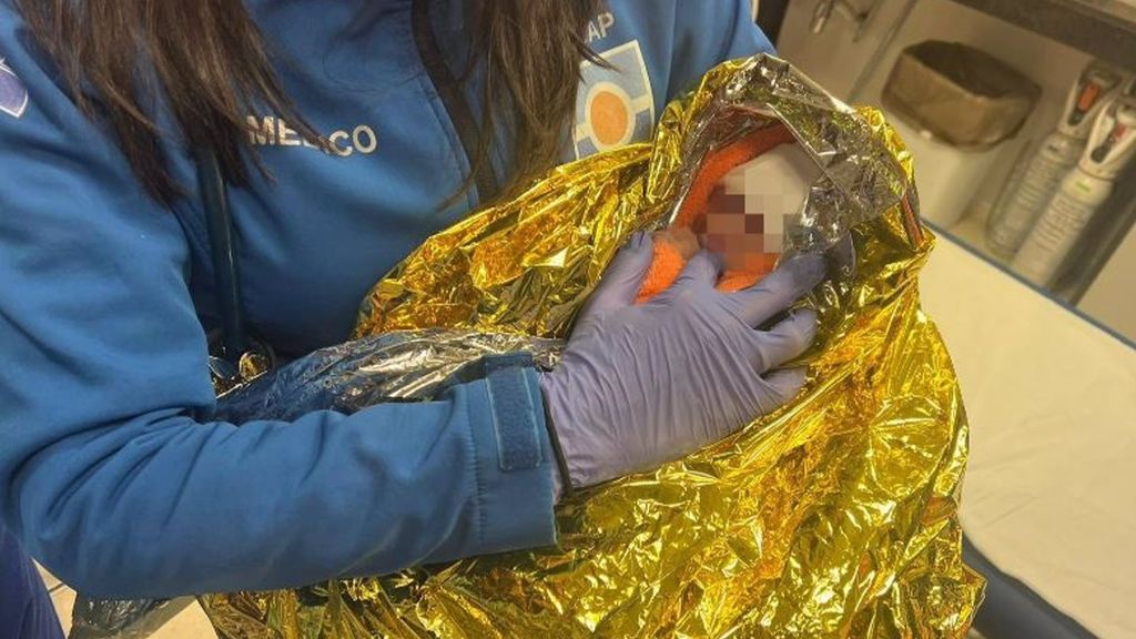 Hallan restos de sustancias tóxicas en la bebé rescatada de un contenedor en Sevilla