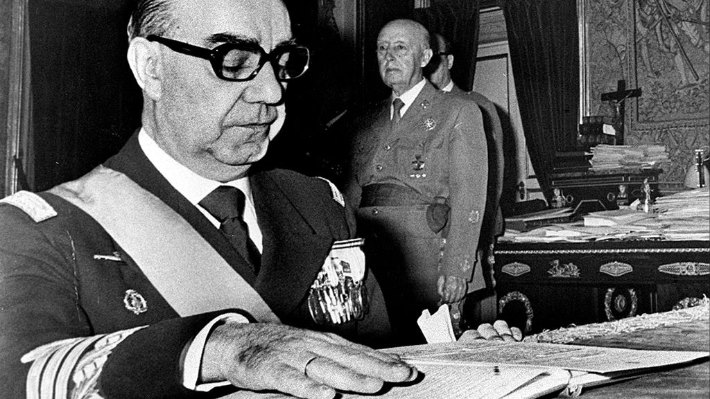 Carrero Blanco jura como presidente del Gobierno ante Francisco Franco, el 9 de junio de 1973
