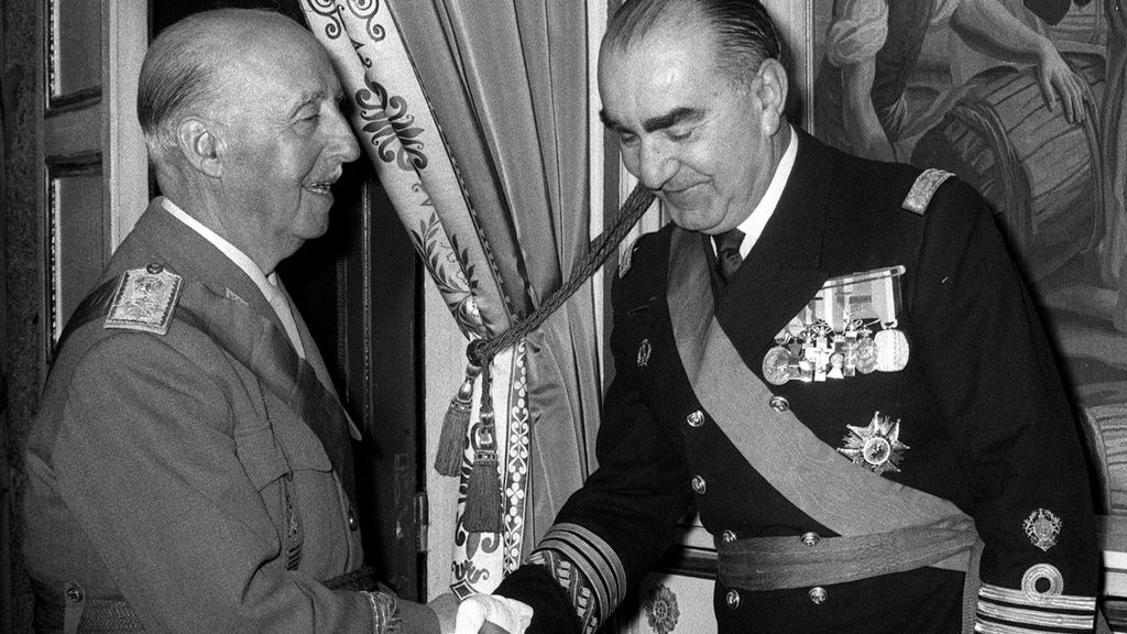 Carrero Blanco saluda a Franco el 6 de enero de 1969 en el palacio del Pardo