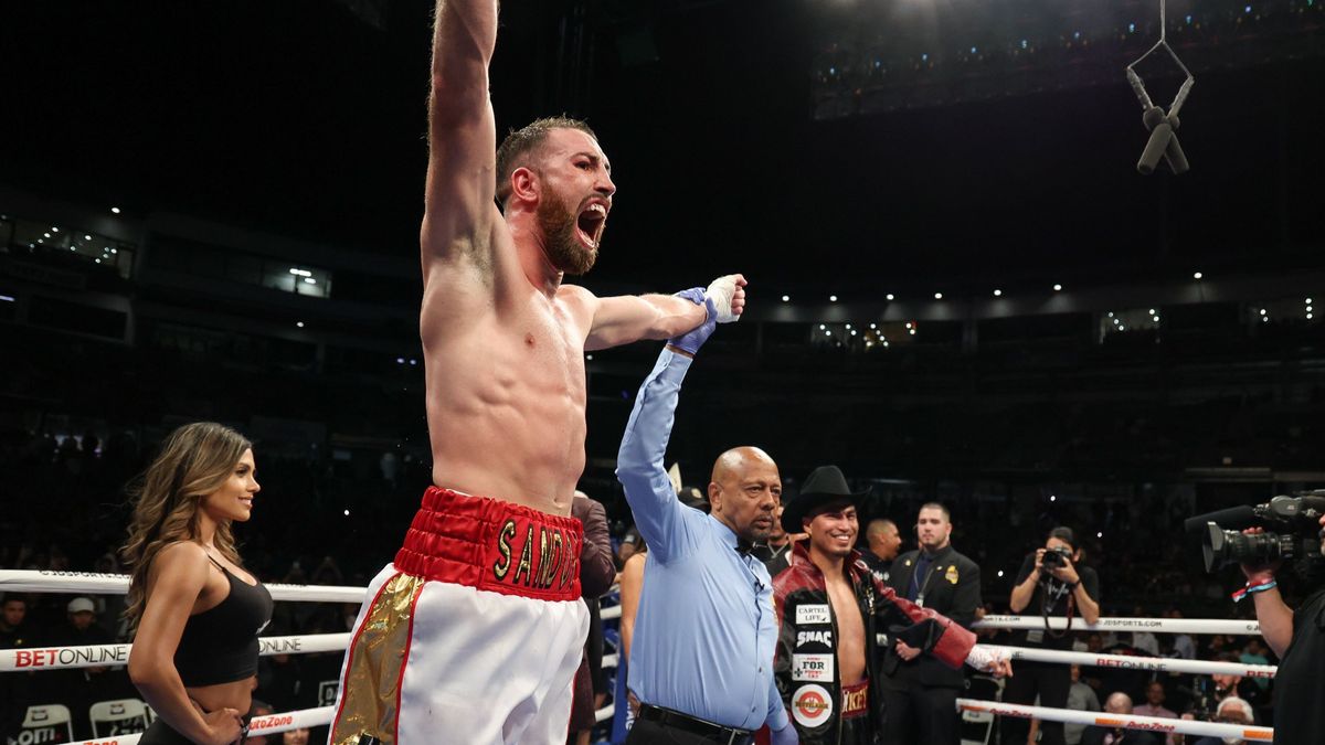 El boxeador español Sandor Martín hace historia derrotando al excampeón del mundo Mikey García