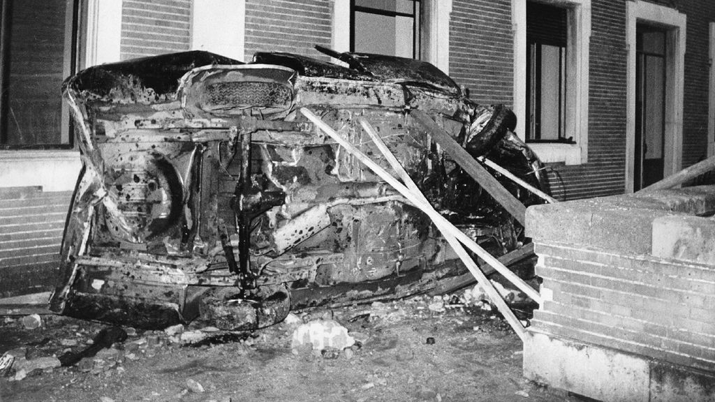 El Dodge en el que viajaba Carrero Blanco, tras caer al patio de la igleisa de los jesuitas en la calle Serrano de Madrid