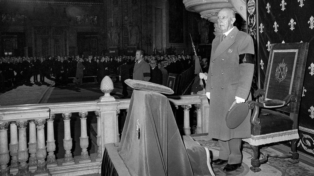 Franco, en primer término, y el entonces príncipe Juan Carlos, en segundo plano, en el funeral de Carrero Blanco