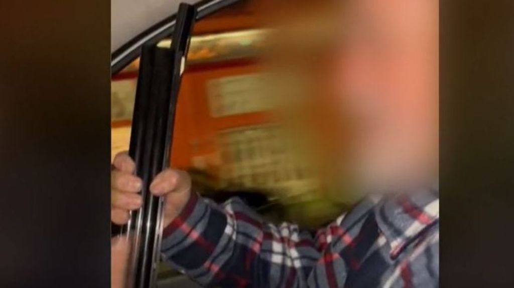 Un taxista de Málaga impide que un hombre mate a los policías que se llevaron su coche por estar mal aparcado