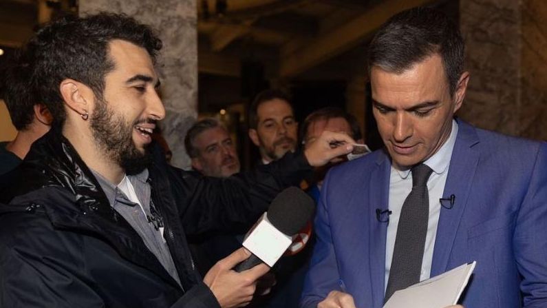 Un portavoz de Moncloa le pasa el décimo por la espalda a Pedro Sánchez