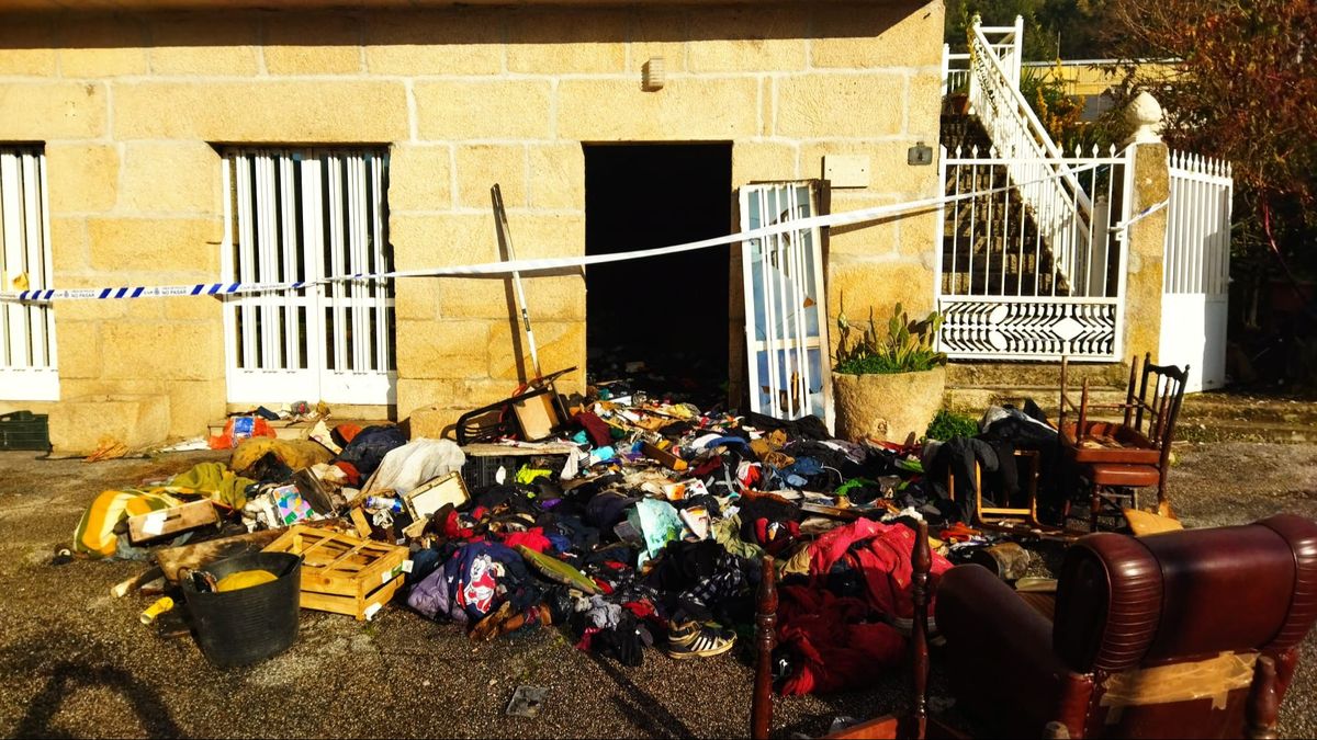 El fuego se extendió con facilidad debido a la gran cantidad de enseres y basura que había en el interior de la vivienda