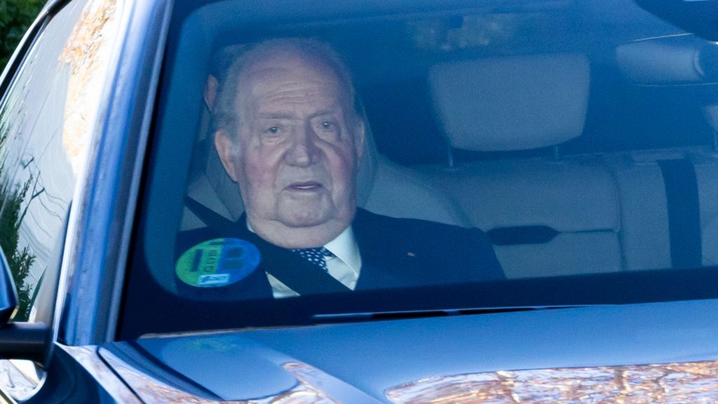 El rey Juan Carlos, a su salida del aeropuerto de Barajas de Madrid