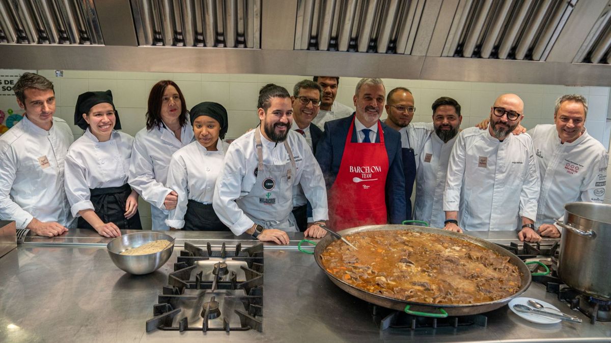 La cocina con los chefs con estrella Michelin y el alcalde de Barcelona