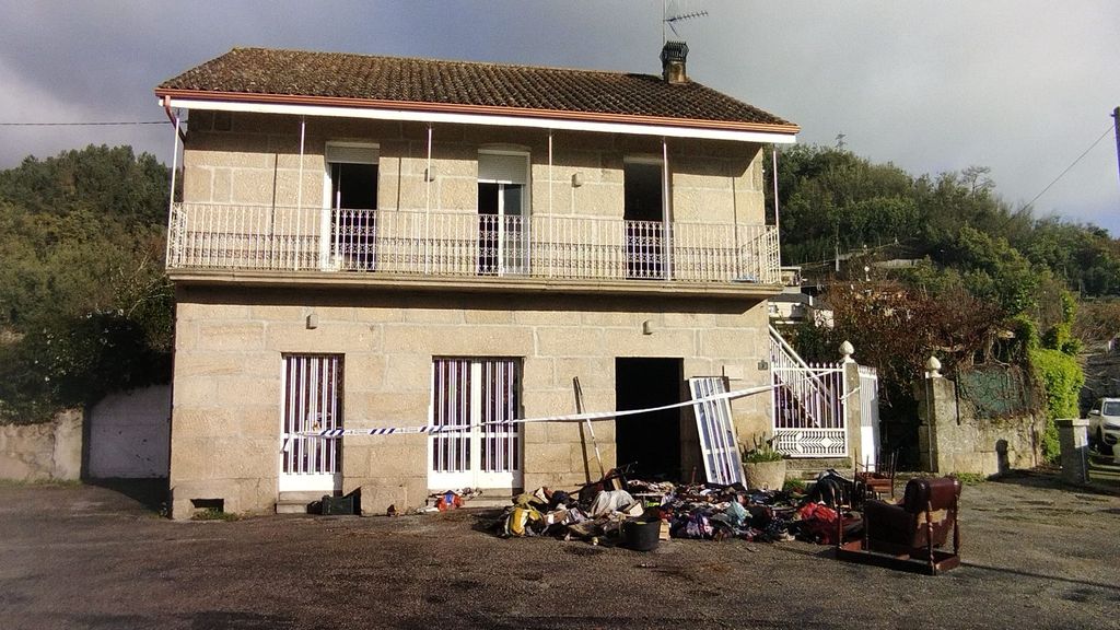 Los bomberos creen que el fuego se originó en la planta baja de esta vivienda, donde hay un salón con chimenea