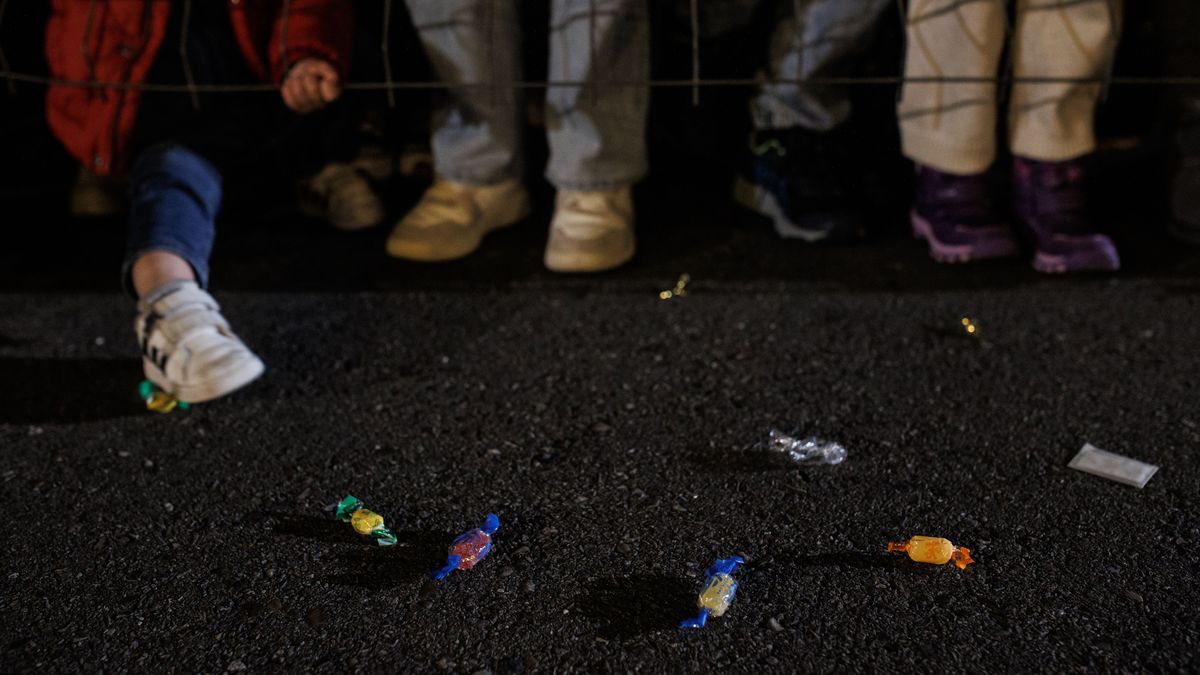 Los niños recogen caramelos durante la cabalgata de Reyes