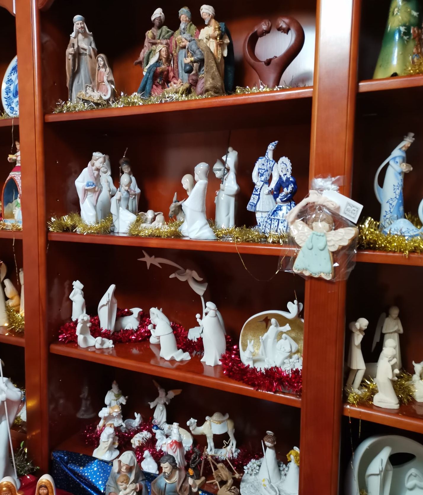 Mariana expone los nacimientos en numerosas estanterías