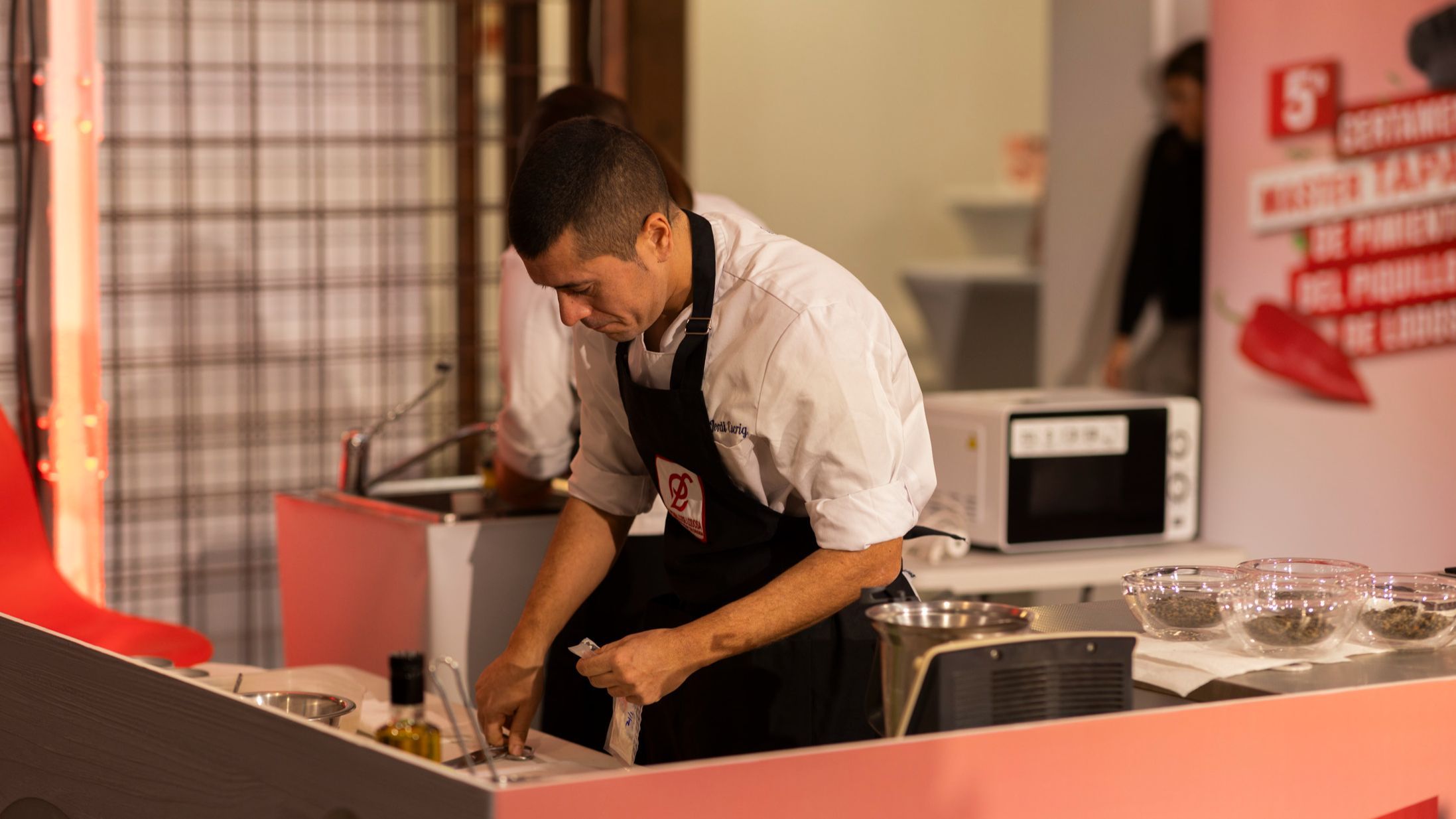 Jordi Escrig realizando el Cheesecake de pimiento del Piquillo de Lodosa durante el concurso