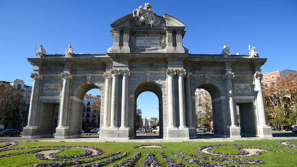 La renovada Puerta de Alcalá de Madrid luce ya su Belén luminoso diseñado por el arquitecto Ben Busche